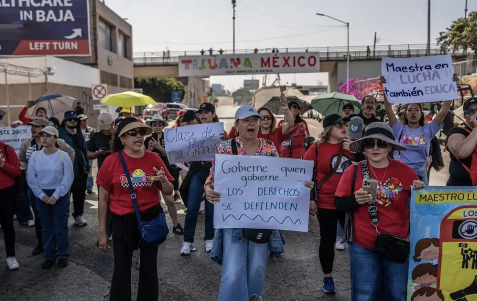 MAESTROS DE LA CNTE BLOQUEAN CRUCE FRONTERIZO ENTRE TIJUANA, BC, Y SAN YSIDRO, EU